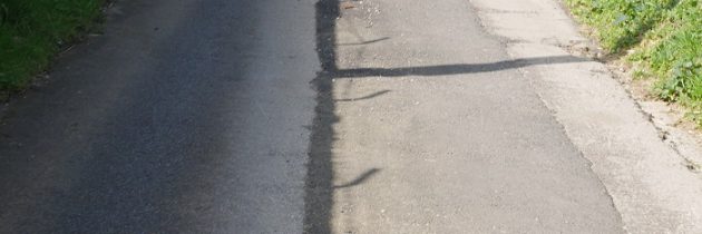 Wąski skrót pomiędzy dwoma częściami Pistoi i sklepik spożywczy z Neronem